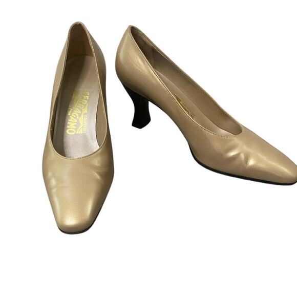 Vintage Salvatore Ferragamo Beige Heels Pumps Size 7.5 - Picture 12 of 13